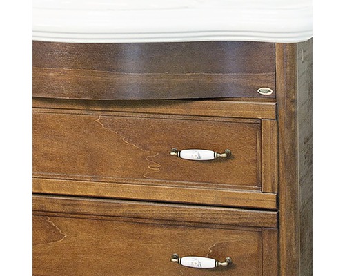 Prim-plan cu dulap de baie din lemn cu sertare