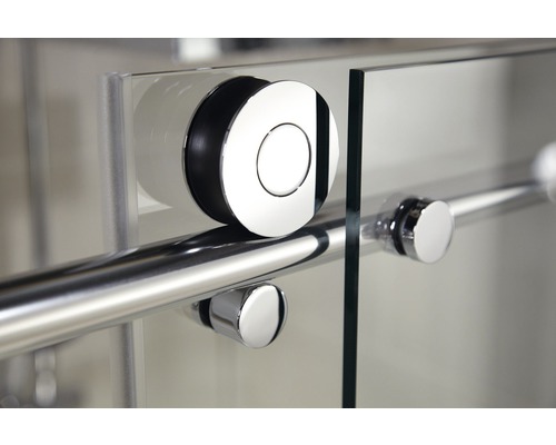 Prim-plan cu o cabină de duș cu ușă glisantă, șină și role