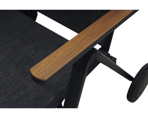 Vizualizare detaliată a unui cadru de șezlong de grădină cu braț din lemn.