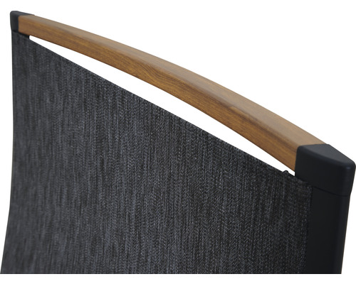 Imagine detaliată a unui scaun de grădină cu brațe din lemn și tapițerie textilă