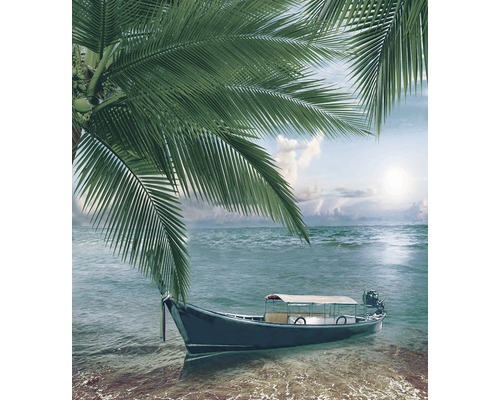 Scenă tropicală cu o barcă pe plajă sub palmieri