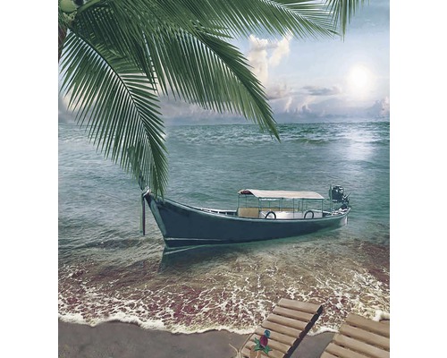 Scenă cu o barcă pe plajă sub un palmier