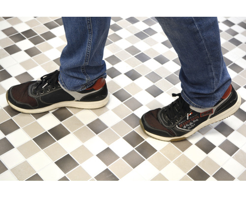 Persoană cu pantofi pe podea cu gresie