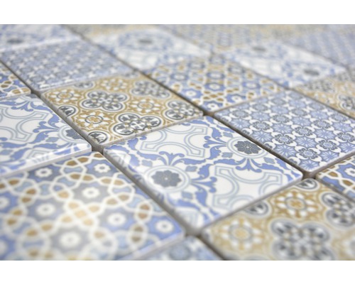 Prim-plan cu plăci de mozaic pătrate cu modele