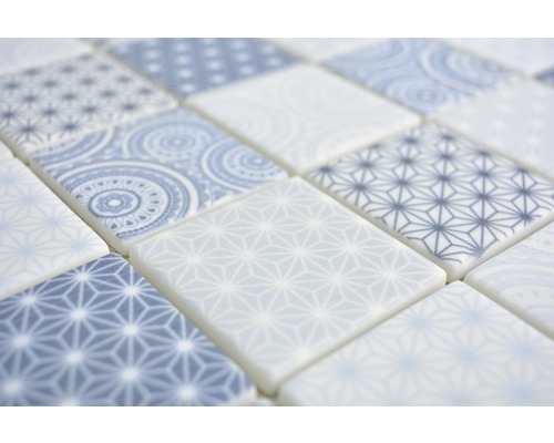 Prim-plan cu plăci de mozaic pătrate cu modele diferite