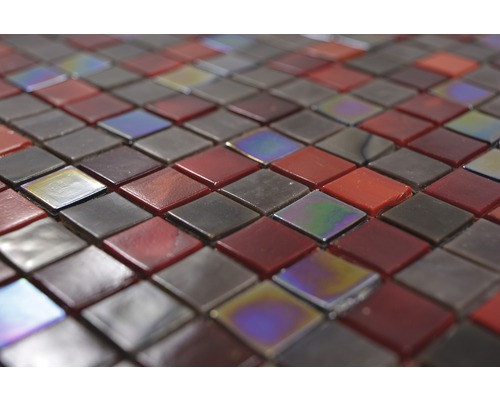 Prim-plan cu plăci de mozaic din sticlă pătrată în tonuri de roșu și maro.