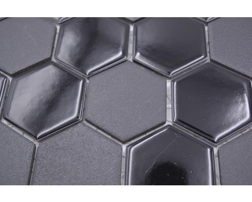 Plăci de mozaic hexagonale în două nuanțe diferite de gri