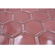 Prim-plan cu plăci ceramice hexagonale roz