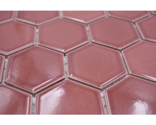 Prim-plan cu plăci ceramice hexagonale roz