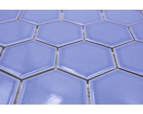 Prim-plan cu plăci ceramice hexagonale
