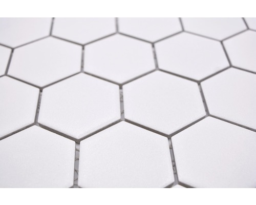 Prim-plan cu plăci albe hexagonale