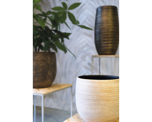 Ghivece decorative pentru plante pe măsuțe laterale într-o cameră