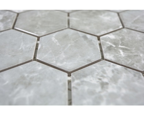 Prim-plan cu plăci hexagonale cu aspect de marmură.