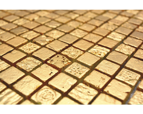 Prim-plan cu plăci de mozaic aurii pătrate