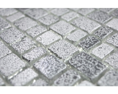 Prim-plan cu plăci de mozaic din sticlă cu suprafață argintie.