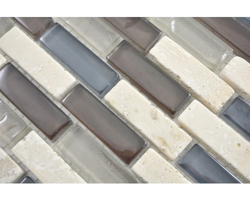 Mozaic din sticlă și piatră în detaliu