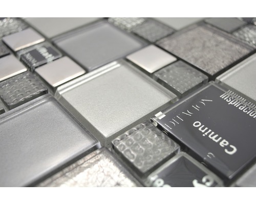 Prim-plan cu plăci de mozaic de sticlă în diferite nuanțe de gri și texturi.