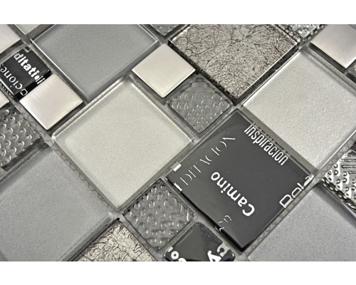 Prim-plan cu plăci de mozaic de culoare argintie