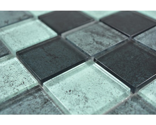 Prim-plan cu plăci de mozaic din sticlă pătrată