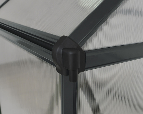 Detaliu al unei sere cu plăci din policarbonat și profile de cadru gri.