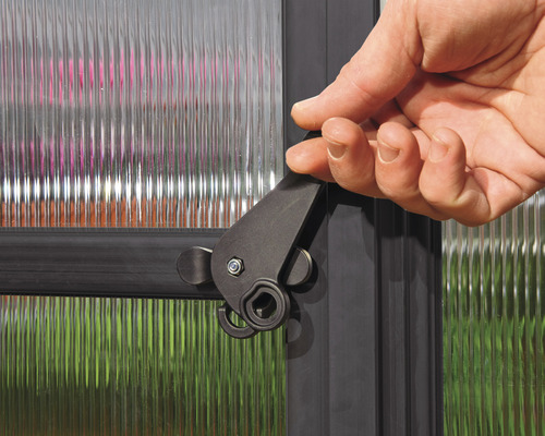 Mână acționând încuietoarea unei sere