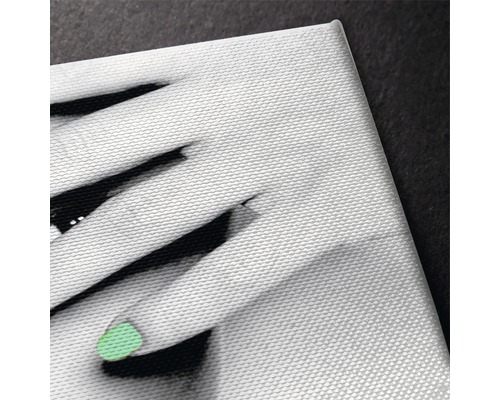 Vizualizare detaliată a unei picturi pe pânză cu motivul unei mâini