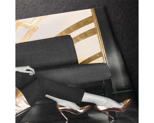 Prim-plan cu un decor cu forme geometrice și pantofi cu toc înalt.