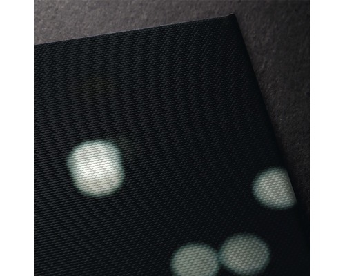 Prim-plan cu față de masă neagră cu textură fină