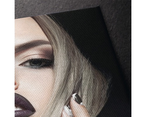 Prim-plan al unei pânze imprimate cu portretul unei femei