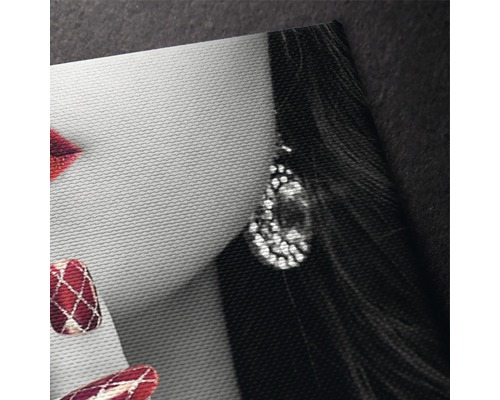 Detaliu al unei imprimeri pe pânză cu portretul unei femei