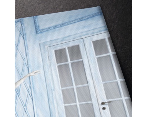 Decupaj dintr-o imprimare pe pânză cu o ilustrație a unei uși duble