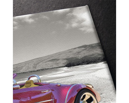 Vizualizare detaliată a unei picturi pe pânză cu o mașină de epocă