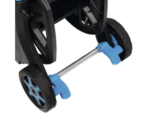 Prim-plan cu un cărucior de furtun cu roți și bară metalică