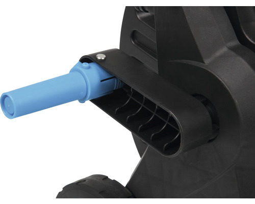 Imagine detaliată a unui dispozitiv de înfășurare a foliei de piscină din plastic, cu manivelă manuală