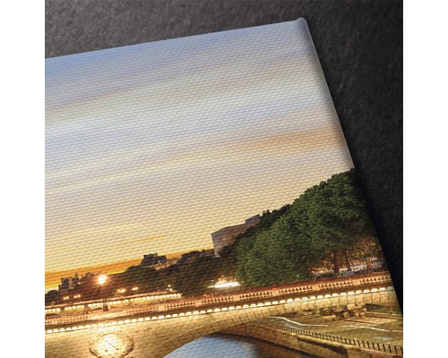 Vizualizare detaliată a unei picturi imprimate pe pânză cu vedere la oraș