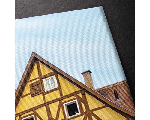 Imprimeu pe pânză cu o imagine a unei case cu grinzi aparente