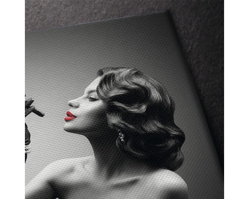 Vizualizare detaliată a unei pânze cu un portret alb-negru al unei femei cu un trabuc