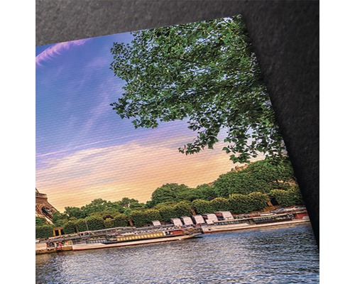 Prim-plan al unui motiv parizian cu Sena și vârful Turnului Eiffel.