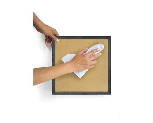 Curățarea unei rame foto cu o cârpă