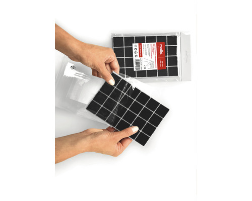 Persoană care deschide un pachet de protecții pentru picioare de mobilă