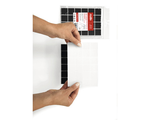 O persoană îndepărtează folia de protecție de pe glisierele autoadezive pentru mobilă