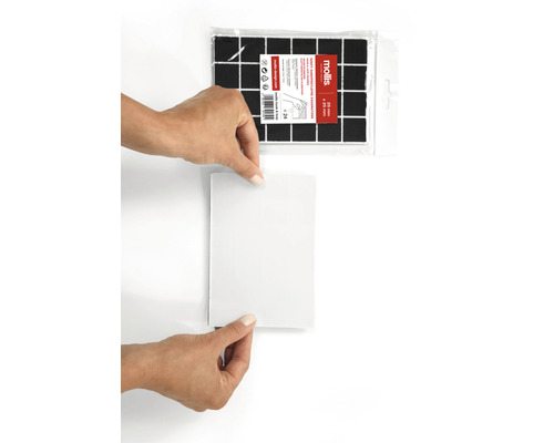 Glisiere autoadezive pentru mobilă în utilizare cu folie de protecție și ambalaj