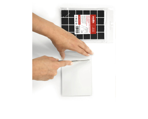 Scenă cu plăci de amortizare autoadezive tăiate la dimensiune cu un cuțit.