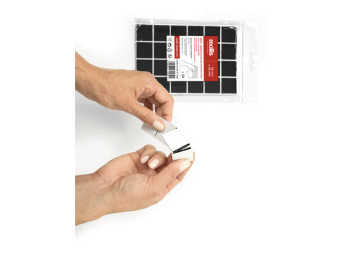 Tampoane pătrate autoadezive, 20 pe 20 milimetri, într-un pachet de 24 de bucăți. O persoană îndepărtează folia de protecție de pe un tampon.