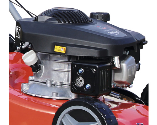 Prim-plan al unei mașini de tuns iarba, care arată motorul și roțile.