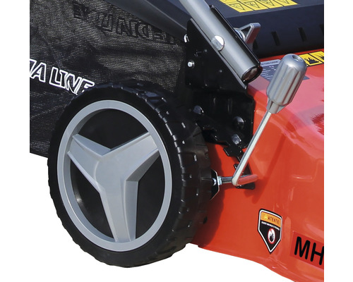 Vizualizare detaliată a unei mașini de tuns iarba cu sac de colectare și roată