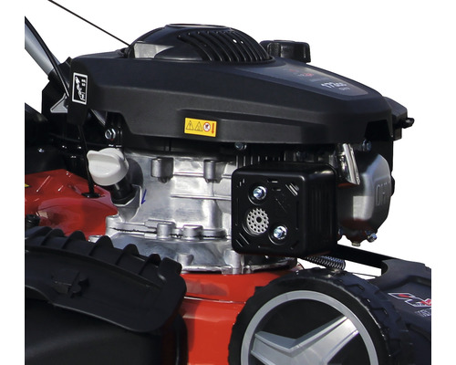 Prim-plan cu motorul unei mașini de tuns iarba