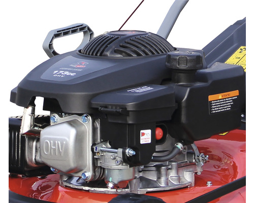 Prim-plan motor mașină de tuns iarba