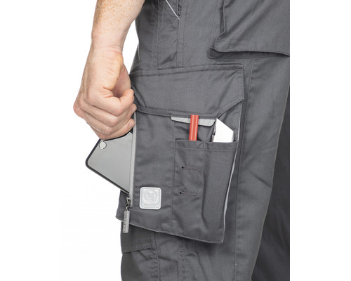 Prim-plan cu pantaloni de lucru cu buzunar în care se află un telefon mobil și un stilou