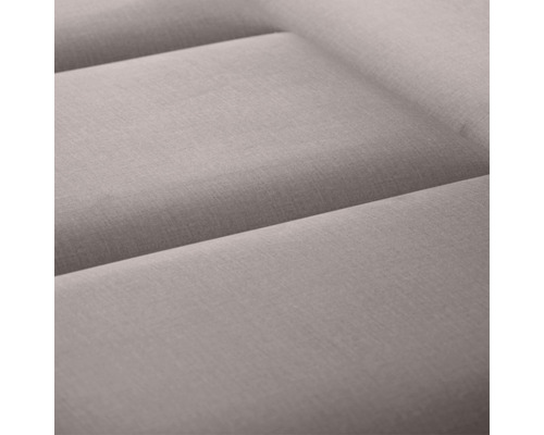 Prim-plan cu o piesă de mobilier tapițată